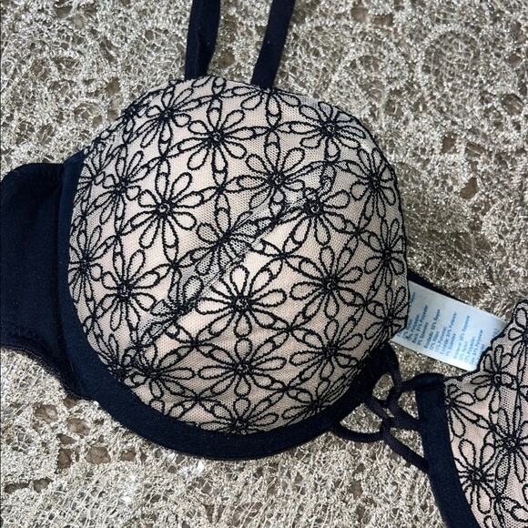 Vassarette Black Floral Lace Bra - Picture 2 of 3